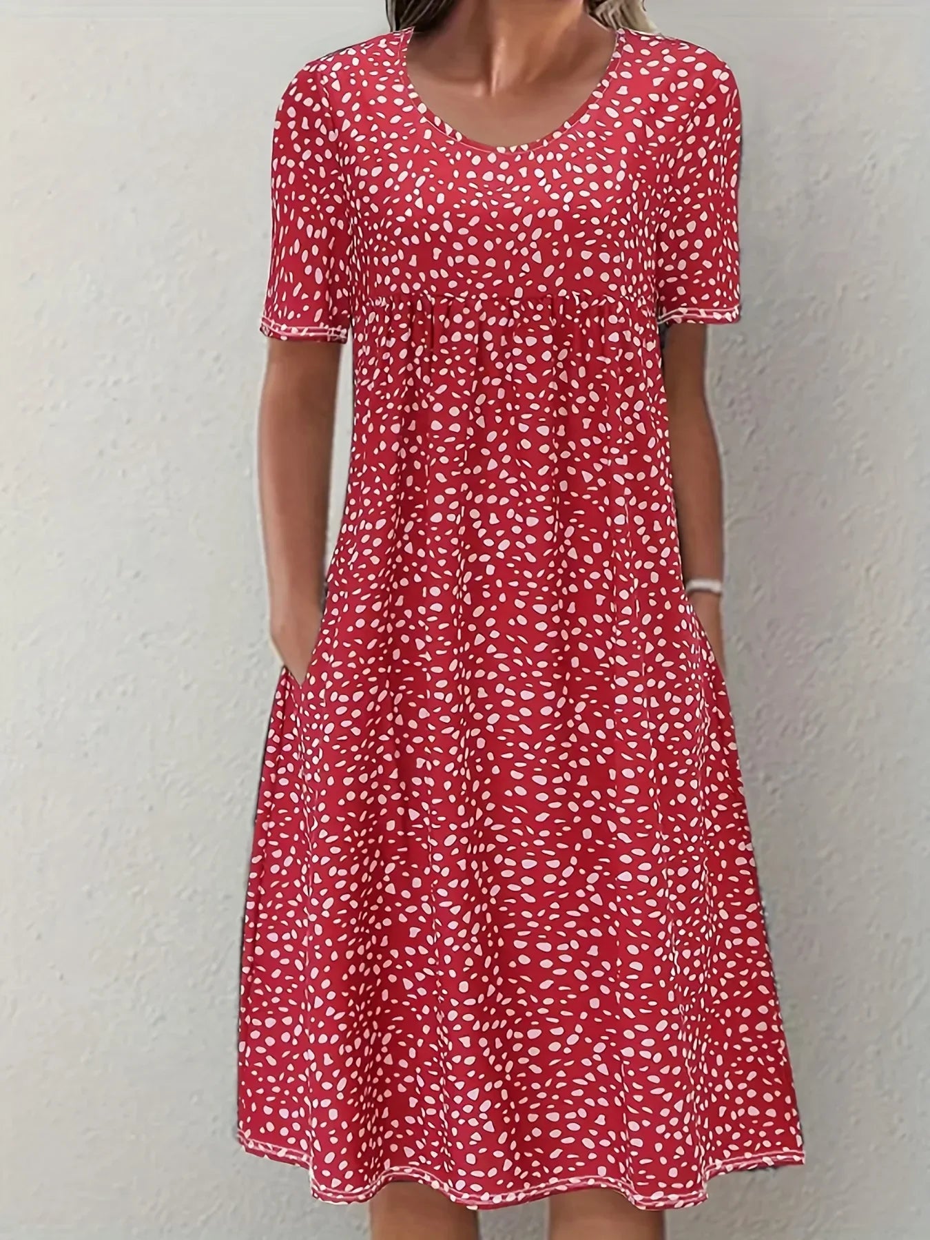 Měkké květinové šaty s nadčasovým střihem