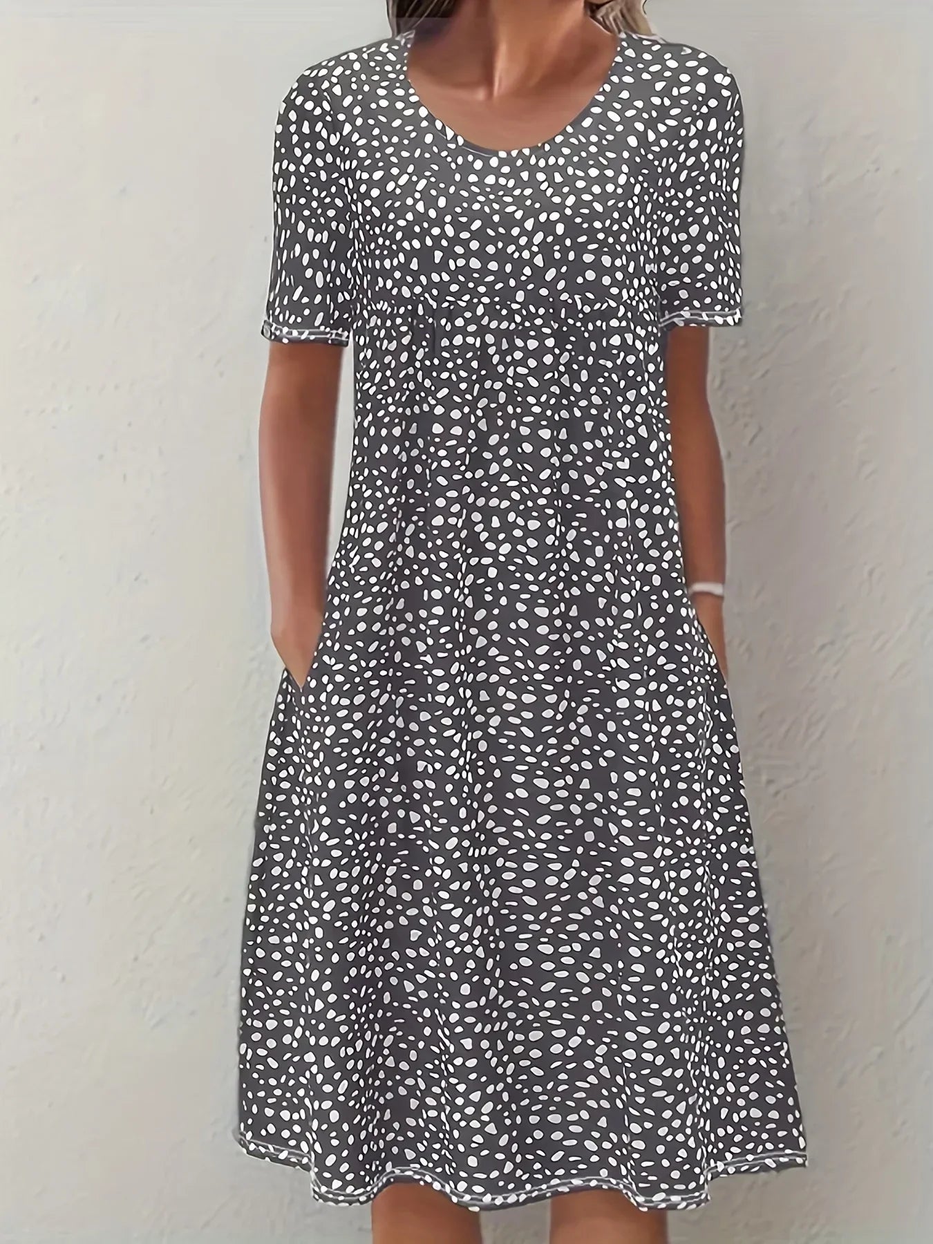 Měkké květinové šaty s nadčasovým střihem